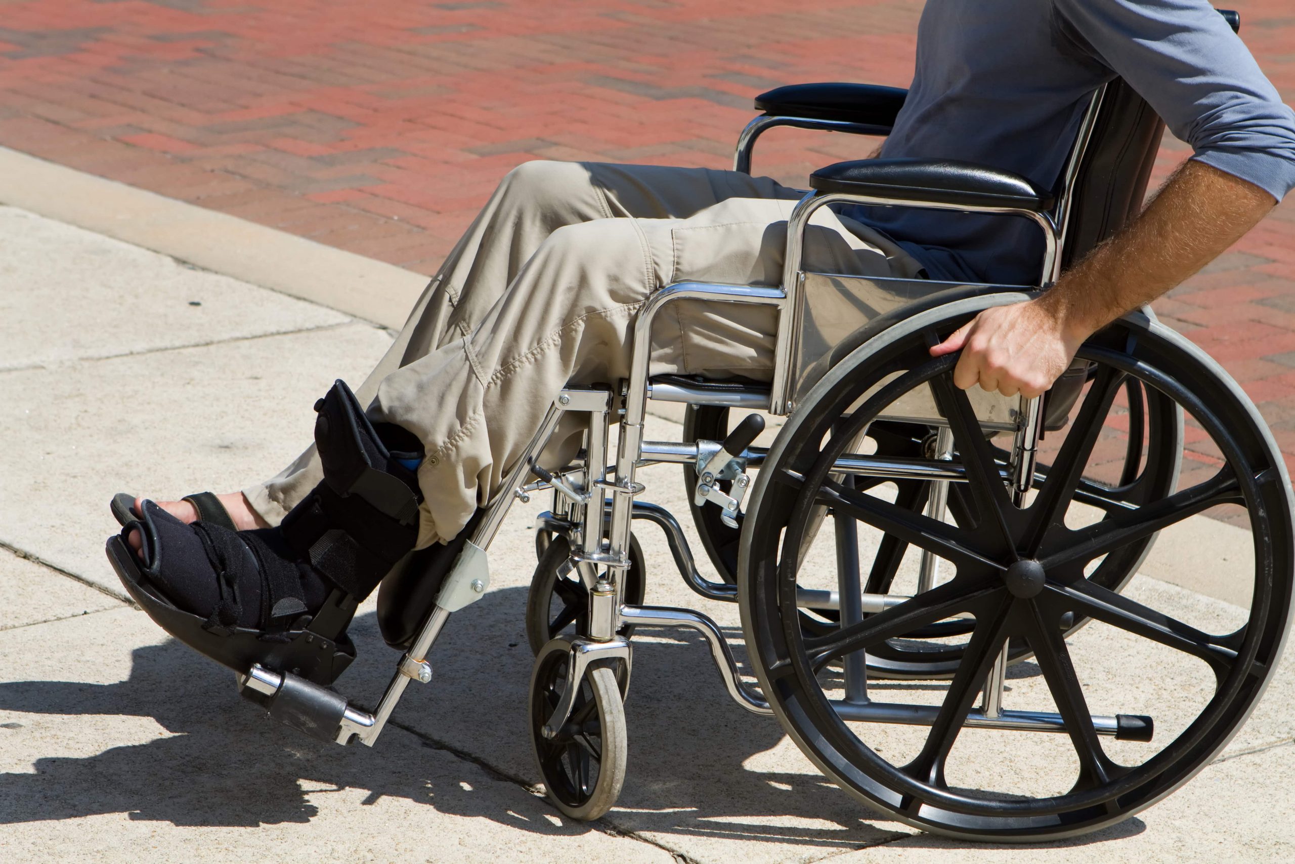 Мужчины будучи инвалидом. Кресло для инвалидов. Коляска для инвалидов. Люди с ограниченными возможностями. Инвалидное кресло-коляска с человеком.