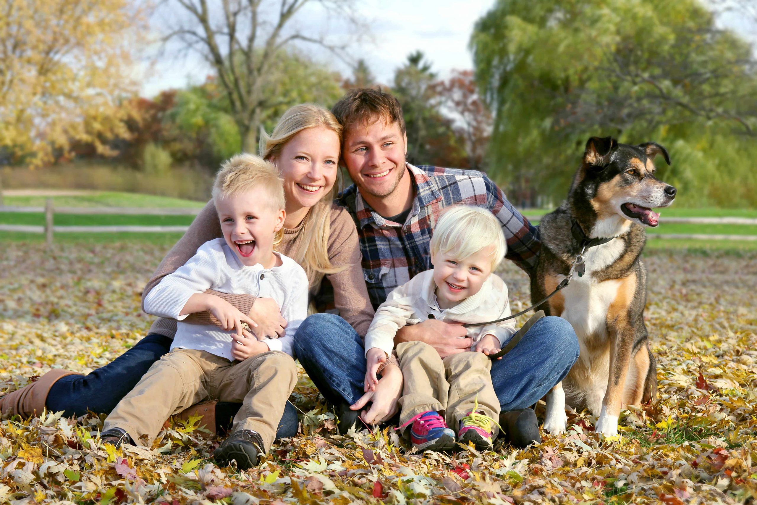 Unusual families. Семья с собакой. Собаки для семьи с детьми. Счастливая семья с животными и детьми. Счастливая семья с собакой и детьми.